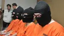 Sejumlah tersangka dihadirkan saat pengungkapan tindak pidana pencucian uang (TPPU) hasil kejahatan narkotika senilai Rp2,7 triliun di Gedung BNN, Cawang, Jakarta, Selasa (25/10). Pengungkapan disertai penangkapan tujuh pelaku. (Liputan6.com/Yoppy Renato)