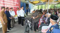 Presiden Jokowi saat menyalurkan bantuan pangan cadangan beras pemerintah di GDT Hutalombang, Kabupaten Padang Lawas, Sumatera Utara (Sumut), Jumat (15/3/2024) (Foto: Istimewa)