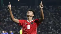 Selebrasi striker Timnas Indonesia U-22, Titan Agung Fawwazi setelah mencetak gol pertama Timnas Indonesia U-22 ke gawang Kamboja pada laga keempat Grup A SEA Games 2023 di Olympic National Stadium, Phnom Penh, Kamboja, Rabu (10/5/2023). (Bola.com/Abdul Aziz)