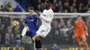 Aksi pemain Chelsea, Andreas Christensen (kiri) menghalau bola dari pemain Crystal Palace, Christian Benteke pada lanjutan Premier League di Stamford Bridge stadium, London, (10/3/2018). Chelsea menang 2-1.(AP/Matt Dunham)