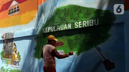 Pekerja menyelesaikan pembuatan mural Kota Jakarta di Tanah Kusir, Kebayoran Lama, Jakarta, Jumat (26/11/2021). Mural tersebut bertujuan sebagai media edukasi masyarakat serta menghias jalan tersebut. (Liputan6.com/Herman Zakharia)