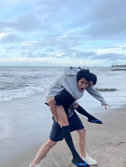 Dalam penampilan keduanya, kedua aktor dan aktris muda ini pun tampil akrab dan menikmati keseruannya saat main di pantai Anyer. Bisa jadi pantai ini menjadi salah satu lokasi syuting yang dipilih. (Liputan6.com/IG/@nuradatau)