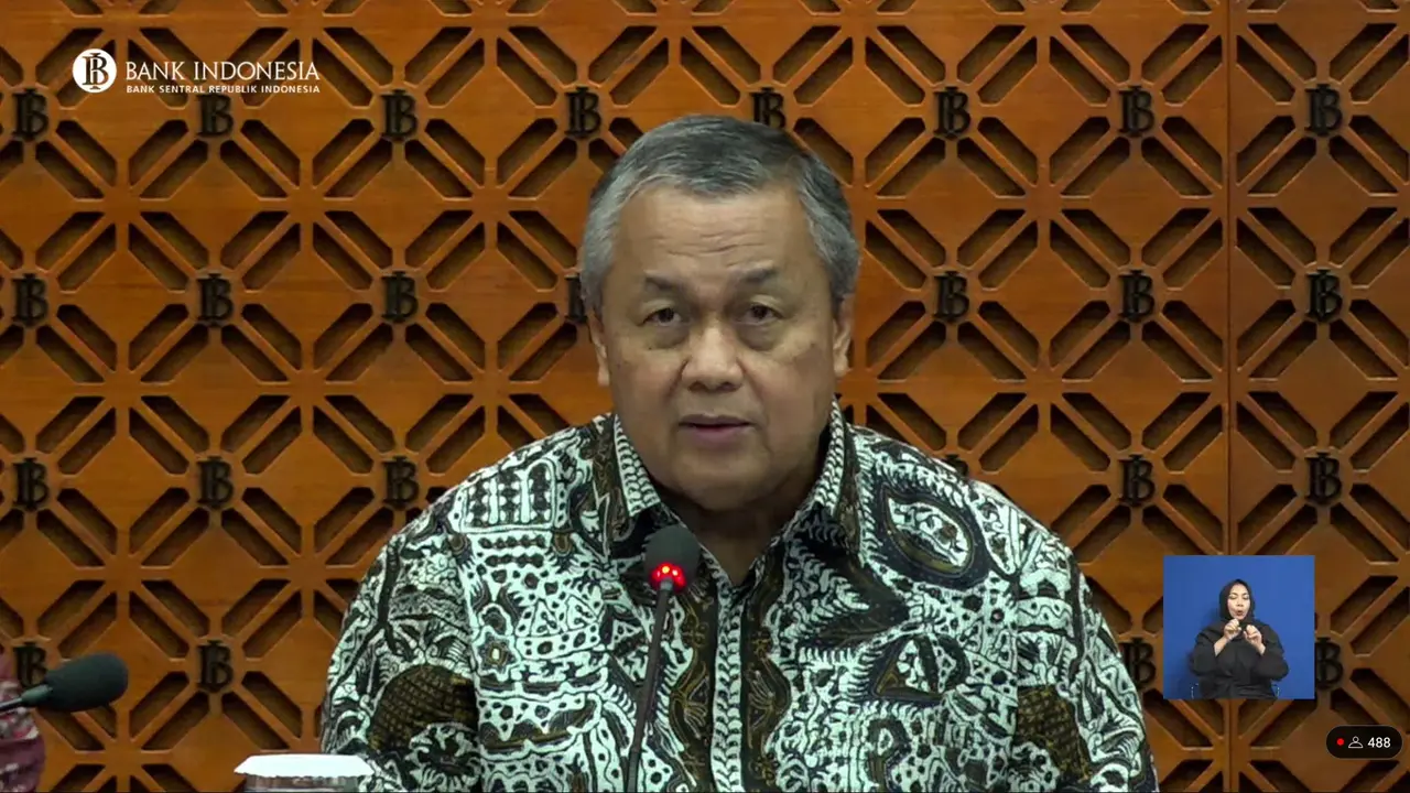 Gubernur Bank Indonesia (BI) Perry Warjiyo dalam konferensi pers RDG Oktober 2024, di Gedung BI, Jakarta, Rabu (16/10/2024). (Tira/Liputan6.com)