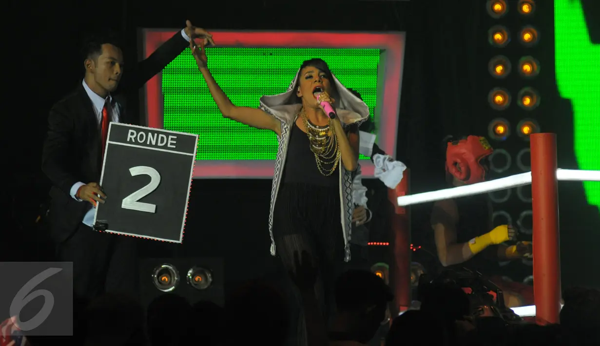 Penyanyi jebolan ajang pencarian bakat, Nowela berkolaborasi dengan DJ Angger Dimas dalam konser bertajuk The Biggest Concert Angger Dimas: Night Like This di Studio 6 Emtek City, Jakarta, Rabu (16/12).  (Liputan6.com/Herman Zakharia)
