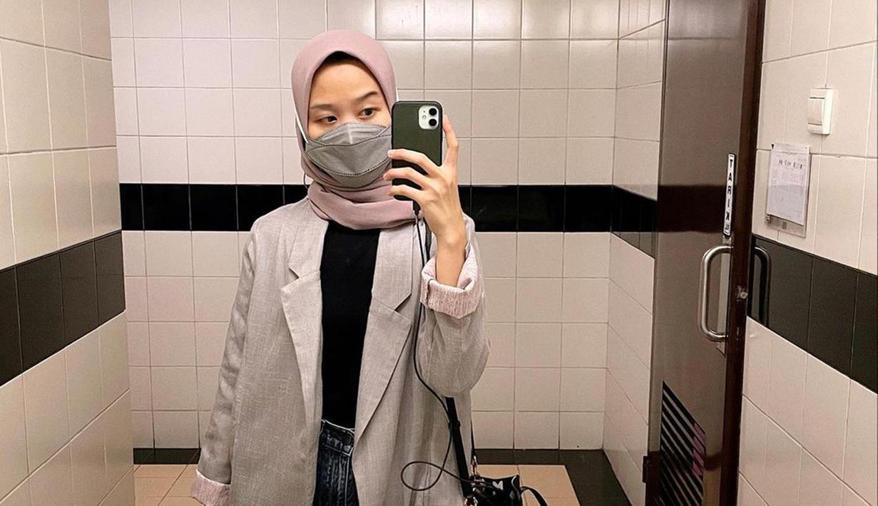 Raden Alca Octaviani berhasil mencuri perhatian usai sah menjadi istri komika Bintang Emon. Punya paras manis dan imut, tak sedikit warganet yang memuji pesona wanita kelahiran 24 Oktober 1996 ini. Sama seperti wanita lainnya, Alca juga sering melakukan mirror selfie dan mengunggahnya di media sosial. (Liputan6.com/IG/@alcaoctvn)