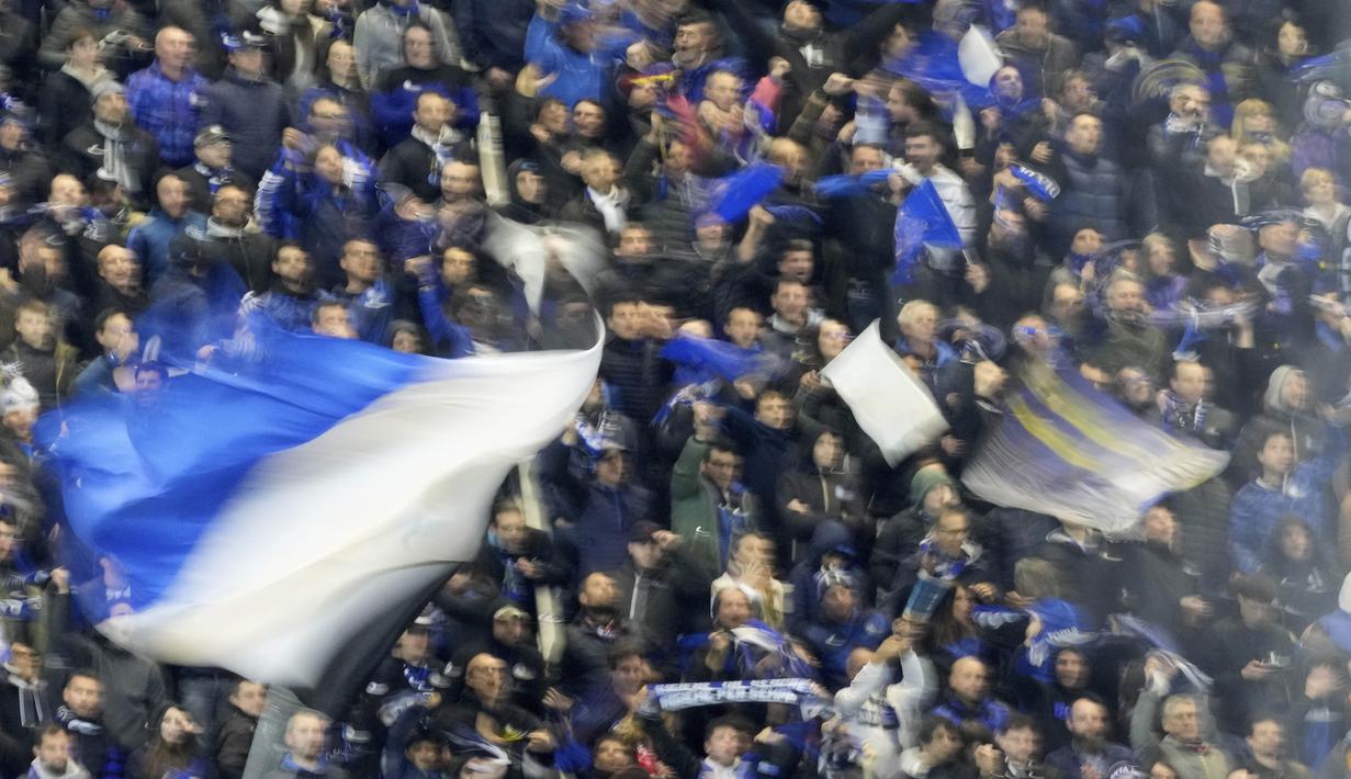 Suporter Atalanta merayakan keberhasilan timnya menyingkirkan Liverpool dari Liga Europa di Gewiss Stadium, Jumat (19/4/2024). (AP Photo/Antonio Calanni)
