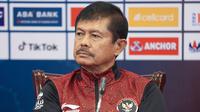 Pelatih kepala Timnas Indonesia U-22, Indra Sjafri memberikan keterangan saat konferensi pers menjelang laga semifinal SEA Games 2023 melawan Vietnam di&nbsp;Olympic Stadium, Phnom Penh, Jumat (12/05/2023). (Bola.com/Abdul Aziz)