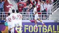 Pemain Timnas Indonesia U-23, Rafael Struick (kanan) melakukan selebrasi setelah mencetak gol ke gawang Korea Selatan U-23 pada laga perempat final Piala Asia U-23 2024 di Abdullah bin Nasser bin Khalifa Stadium, Qatar, Jumat (26/04/2024) WIB. (Dok. AFC)