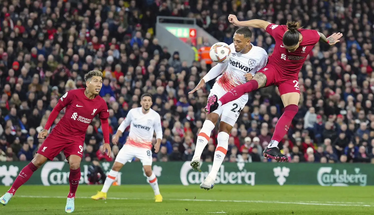 Gol tersebut dicetak pada menit ke-22. Nunez berhasil menyundul bola setelah menerima umpan silang dari Kostas Tsimikas. Itu merupakan gol perdana Darwin Nunez di Anfield. (AP/Jon Super)