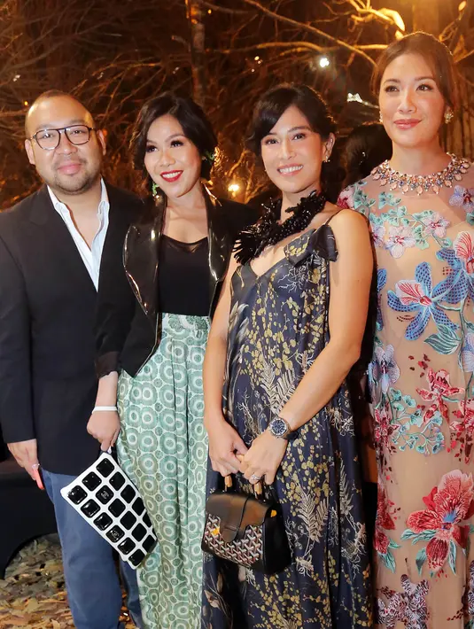 Dian Sastro tampil cantik dengan dress rancangan Biyan bernuansa hitam. Dress ini memiliki tali tipis, bermotif floral keemasan yang sangat cantik. Foto: Document/FIMELA.