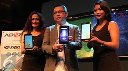 Marketing Director Advan Tjandra Lianto (tengah) menunjukan tablet terbaru Advan i7 di Jakarta, Selasa (29/3). Tablet Advan i7 yang dilengkapi teknologi eye protection berupa nano optical film pertama. (Liputan6.com/Angga Yuniar)