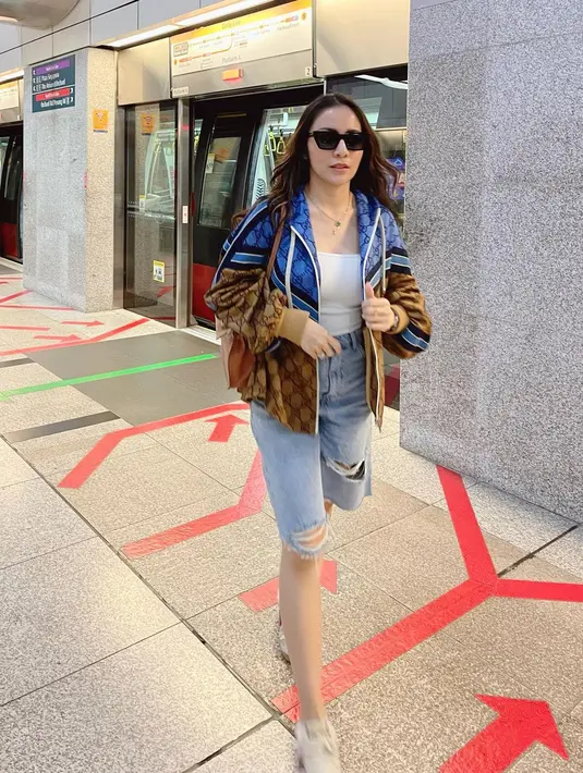 Penampilan perempuan kelahiran Pekanbaru 36 tahun itu mencuri perhatian. Meski telah punya dua anak, tapi kerap disebut masih seperti ABG.  [Instagram/therealmomogeisha]