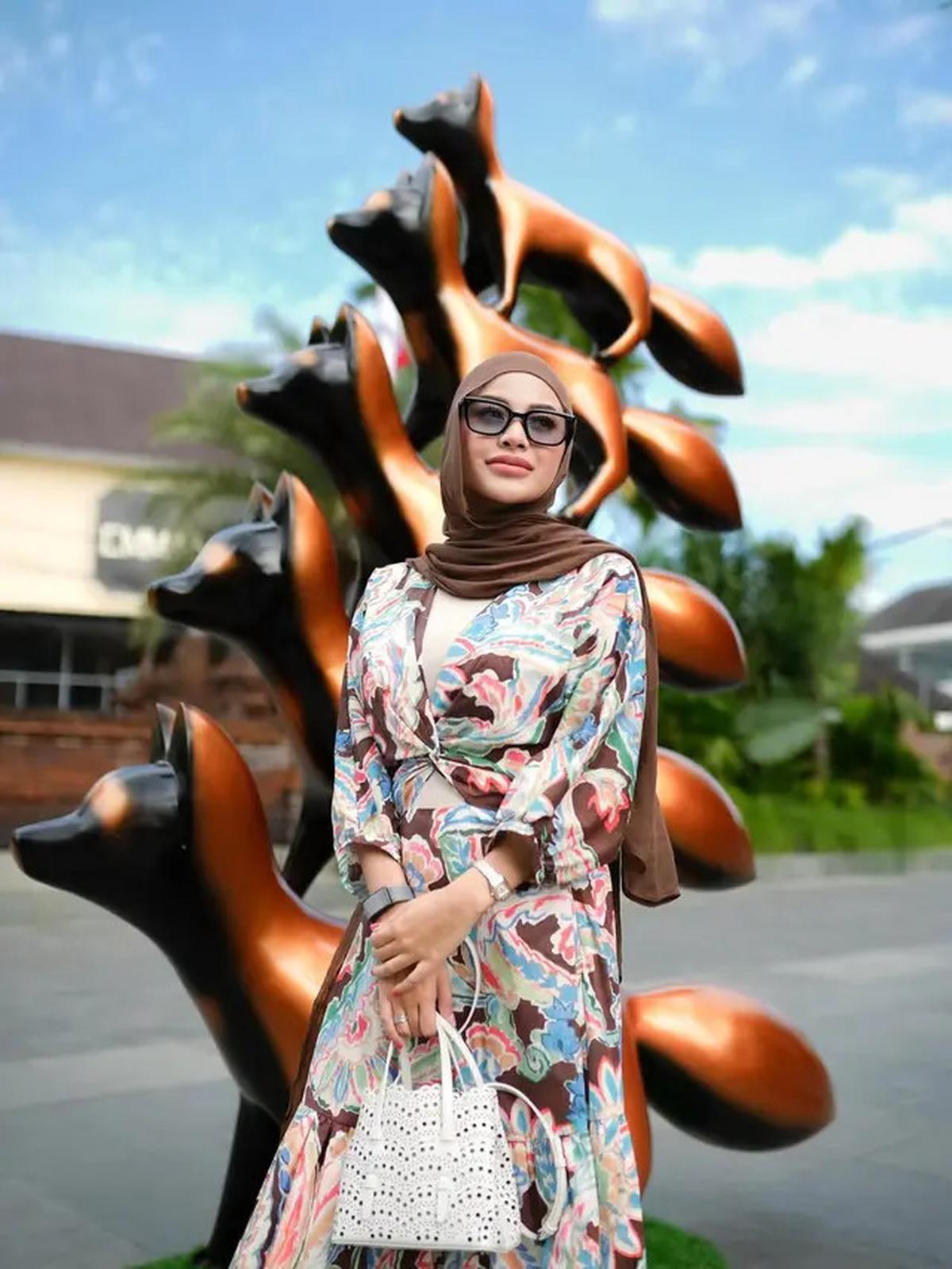 Gaya Aurel Hermansyah Terbaru saat Nongkrong di Kafe Bali, Anggun dengan Dress Flowy dan Tas Putih