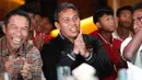 Ekspresi pelatih Timnas Indonesi U-17, Bima Sakti (tengah), dan Sekjen PSSI, Yunus Nusi (kiri) setelah acara pengundian babak penyisihan grup Piala Dunia U-17 2023 dari salah satu restoran di Jakarta, Jumat (16/9/2023). (Bola.com/Abdul Aziz)