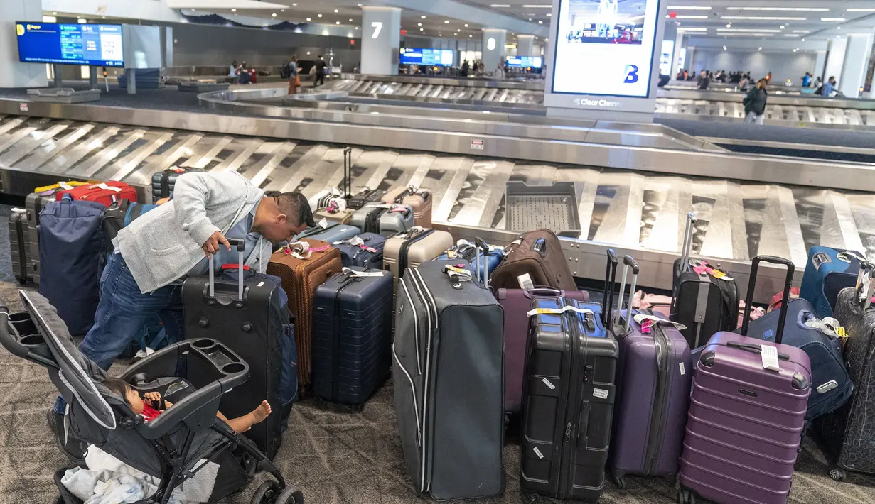 Administrasi Penerbangan Federal sebelumnya juga memperingatkan penumpang bahwa perjalanan musim panas di wilayah New York mungkin mengalami gangguan karena kekurangan pengontrol lalu lintas udara. (AP Photo/ Mary Altaffer)