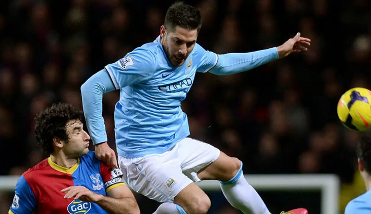 Gelandang Manchester City Javi Garcia melalukan lompatan untuk merebut bola dari Gelandang Australia Crystal Palace Mile Jedinak (kiri) pada pertandingan sepak bola Liga Inggris antara Manchester City vs Crystal Palace di Stadion Etihad, Manchester (28/12