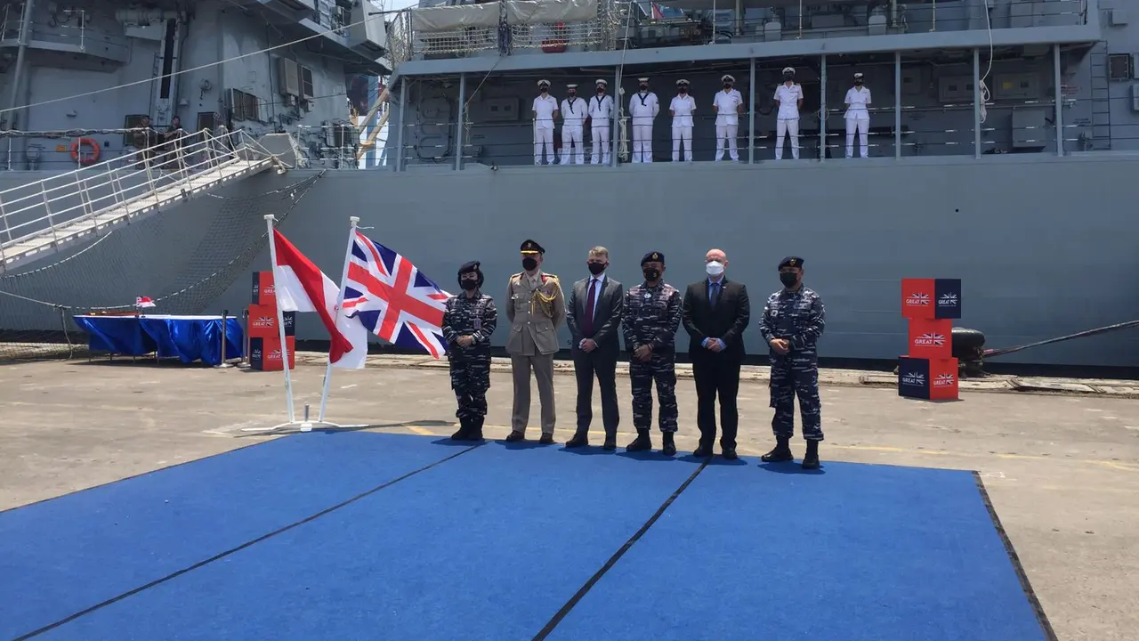Kru kapal perang HMS Richmond milik Angkatan Laut Inggris mengheningkan cipta selama satu menit untuk mengenang tenggelamnya KRI Nanggala 402 (Liputan6.com//Teddy Tri Setio Berty)