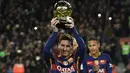 Bintang Barcelona, Lionel Messi, pamer Piala Ballon d'Or jelang laga melawan Athletic Bilbao. Gelar pesepak bola terbaik dunia itu merupakan yang kelima kalinya bagi Messi. (AFP/Lluis Gene)