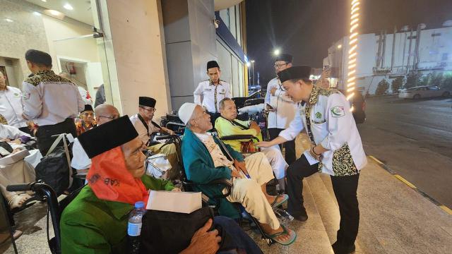 Penuh Haru dan Tangis Bahagia Saat 300 Jemaah Haji Lansia Kembali dari Safari Wukuf