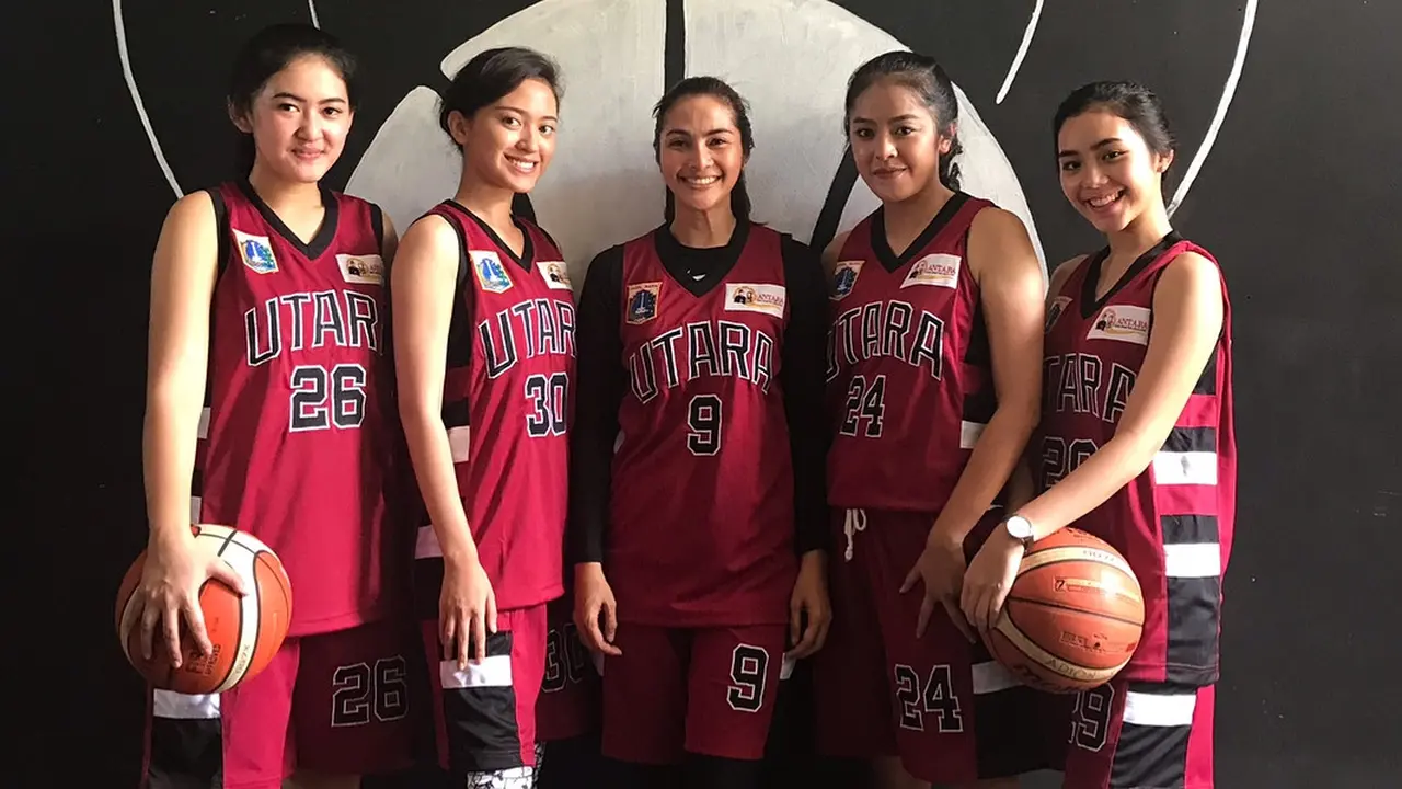 Potret Maudy Koesnaedi Tanding Basket
