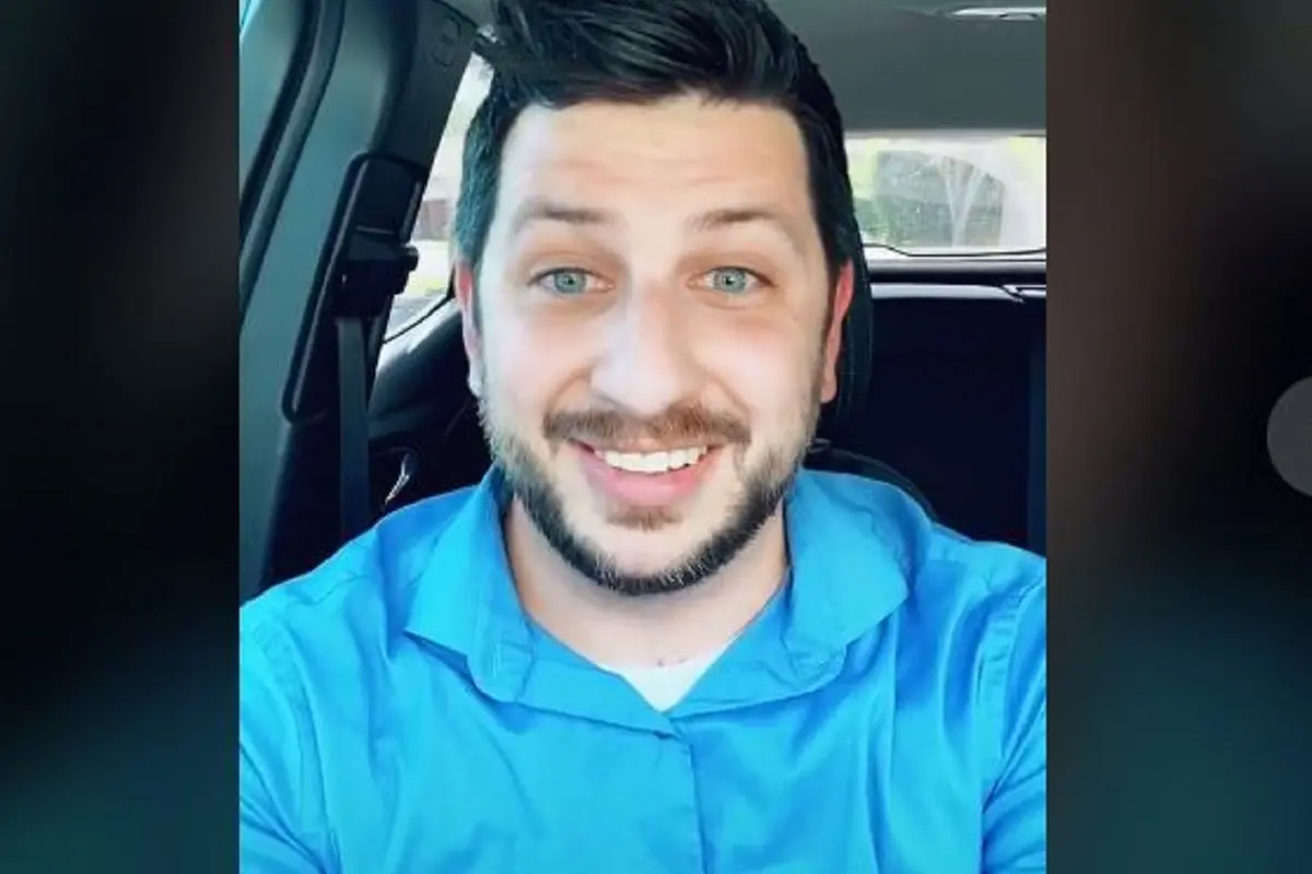Mike, lelaki yang beri kejutan pada istrinya dengan memberi gaun yang agak kecil