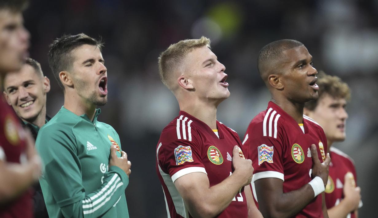 Para pemain Hungaria merayakan kemenangan atas Jerman dalam pertandingan sepak bola UEFA Nations League di Red Bull Arena di Leipzig, Jerman, Jumat, 23 September 2022. Hungaria menang atas Jerman 1-0. (AP Photo/Michael Sohn)