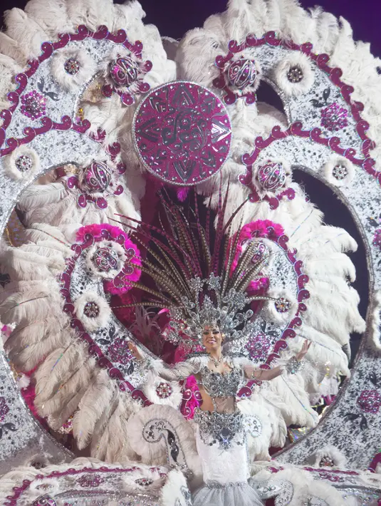 Kontestan untuk nominasi Ratu Karnaval Santa Cruz memamerkan bajunya dalam ajang Karnaval Santa Cruz de Tenerife, Spanyol, Rabu (3/2). Para wanita cantik ini mengenakan gaun dengan tinggi lebih dari 5 meter dan berat mencapai 80 kg. (DESIREE MARTIN/AFP)