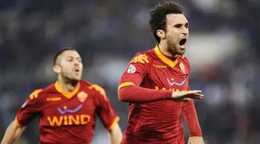 Selebrasi striker AS Roma Mirko Vucinic seusai menjebol gawang Lazio dalam derby della capitale di Olimpico, 18 April 2010. Roma unggul 2-1. AFP PHOTO / FILIPPO MONTEFORTE 