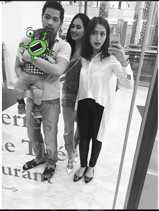 Jessica Iskandar mampu bertahan hidup meski tanpa didampingi Ludwig. Selain itu tampak juga nama Kartika Putri pada kue tersebut. Seperti yang diketahui, Kartika Putri merupakan kekasih dari dari Erick, kakak Jessica. (Via Instagram/@Jedarcantik)