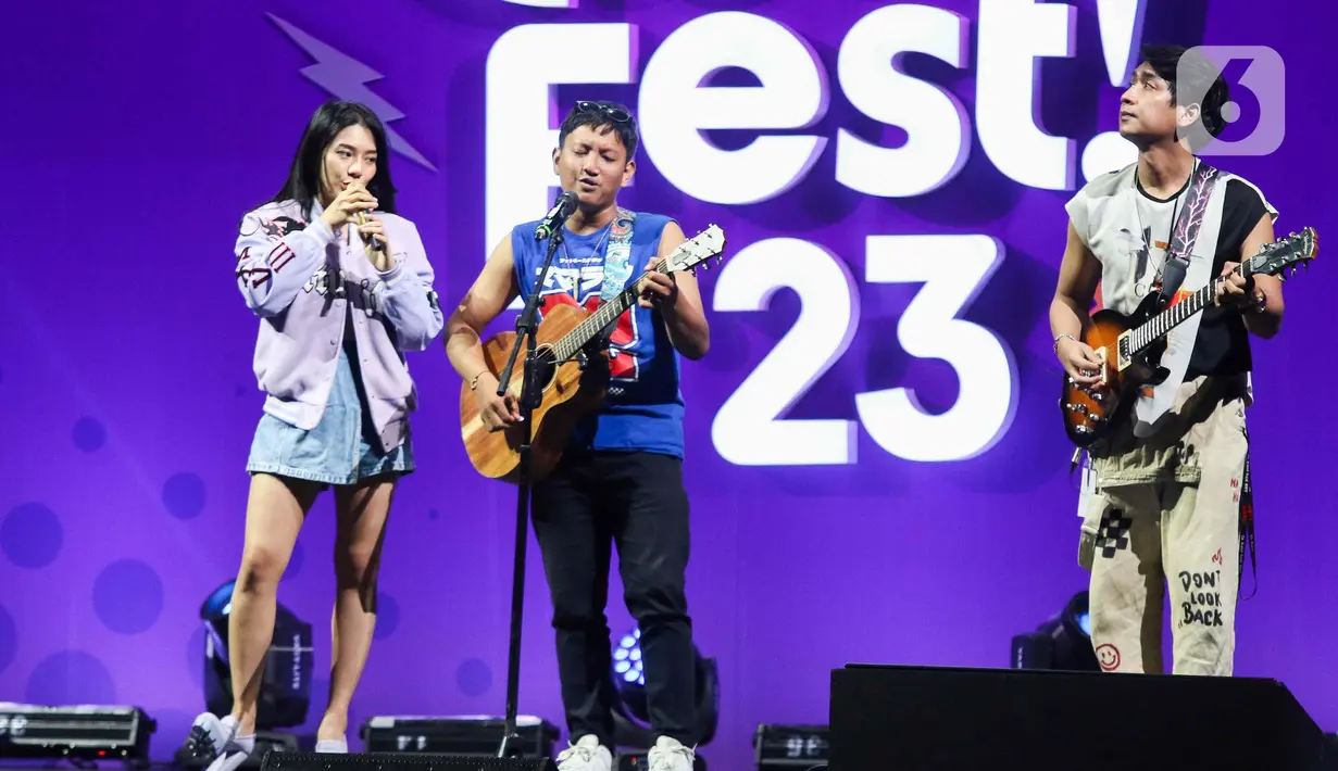 Termasuk lagu-lagu ciptaan Berlliana Lovell dan Davi Sumbing. (Liputan6.com/Herman Zakharia)