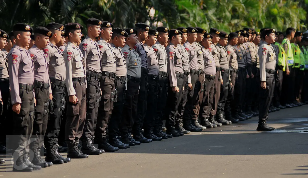 Personel Polda Metro Jaya dan Polres Metro Jakut mengikuti apel persiapan pengamanan KLB PSSI di dalam kawasan Ancol, Jakarta, Rabu (3/8). 834 personel kepolisian ‎mulai bersiaga dengan melakukan apel pagi jelang KLB PSSI. (Liputan6.com/Gempur M Surya)