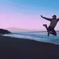 Ilustrasi bahagia, menikmati hidup, bebas, semangat. (Photo by Samir Jammal: https://www.pexels.com/photo/man-jumping-during-sunset-on-a-beach-2041832/)