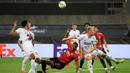 Penyerang Manchester United, Anthony Martia, berebut bola dengan pemain Copenhagen pada laga perempat final Liga Europa di RheinEnergie Stadion, Jerman, Selasa (11/8/2020) dini hari WIB. Manchester United menang 1-0 atas Copenhagen. (AFP/Wolfgang Rattay/pool)