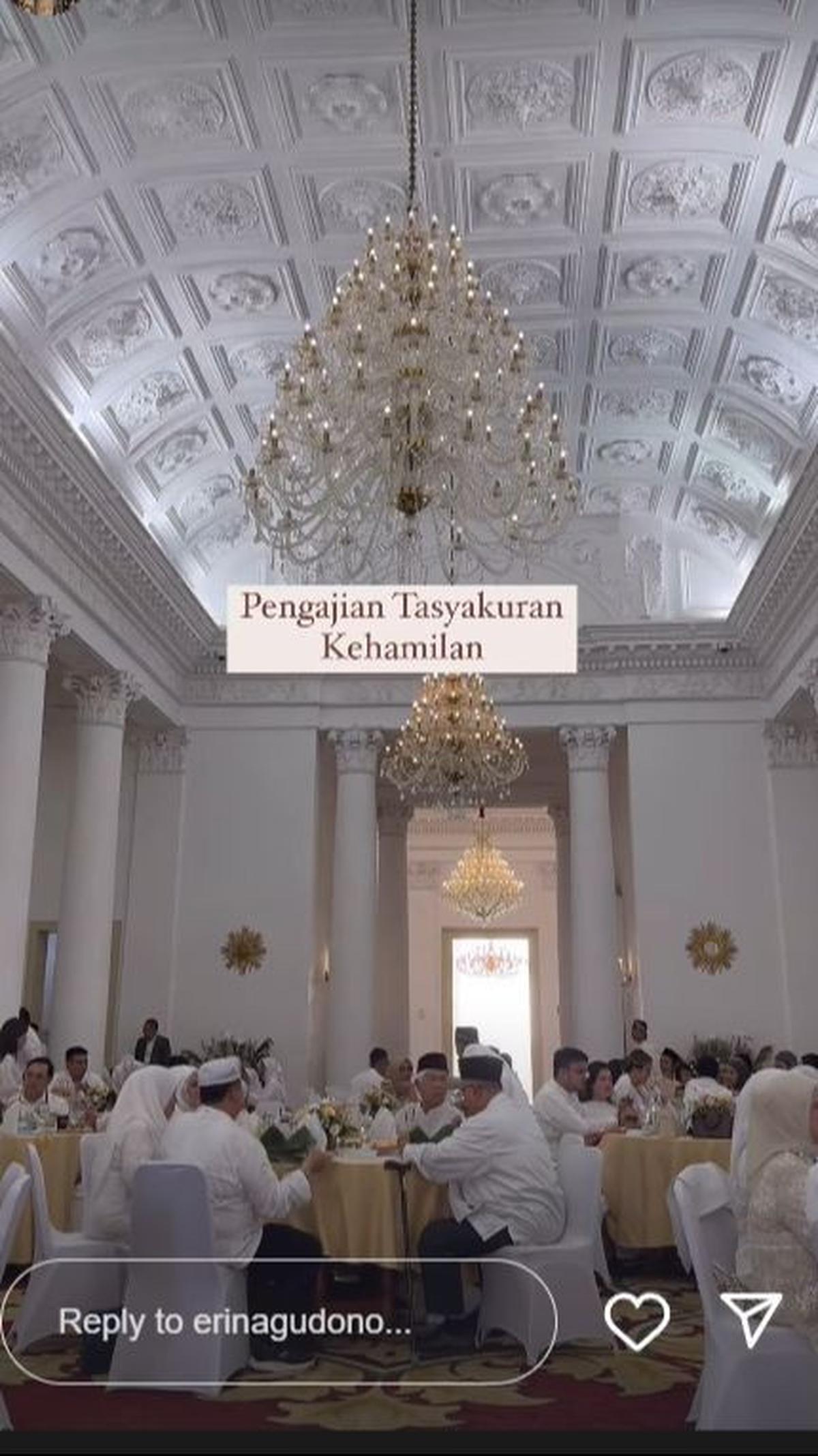 Tamu undangan yang hadir di&nbsp; pengajian tasyakuran kehamilan Erina.