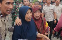FOTO: Tangis Keluarga  Menunggu Santri Korban Musala Ambruk
