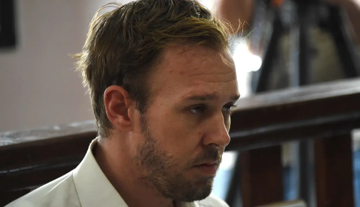Ekspresi Joshua James Baker saat menjalani sidang tuduhan kepemilikan narkoba di pengadilan Denpasar, Bali (23/1). Polisi menangkap Baker di Bandara Ngurah Rai dari Bangkok 8 Oktober 2017 setelah membawa obat-obatan terlarang. (AFP Photo/Sonny Tumbelaka)