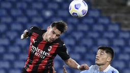 Gelandang AC Milan, Ismael Bennacer (kiri) menyundul bola dibayangi striker Lazio, Joaquin Correa dalam laga lanjutan Liga Italia 2020/2021 pekan ke-33 di Olimpico Stadium, Roma, Senin (26/4/2021). AC Milan kalah 0-3 dari Lazio. (AFP/Filippo Monteforte)