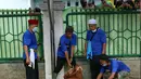 Panitia bersiap menyembelih hewan kurban di Masjid Daarul Falah, Jakarta Selatan, Selasa (20/7/2021). Umat muslim seluruh dunia serempak merayakan Hari Raya Idul Adha yang ditandai dengan pemotongan hewan kurban sehari setelah jemaah haji wukuf di Padang Arafah. (Liputan6.com/Angga Yuniar)