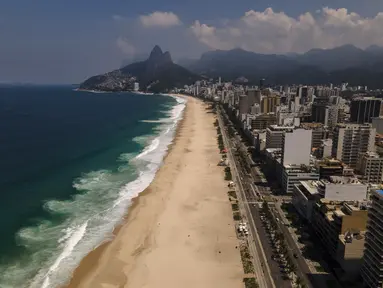 Pantai Copacabana sepi pengunjung saat ditutup karena diberlakukannya kembali pembatasan pandemi COVID-19 di Rio de Janeiro, Brasil, Sabtu (20/3/2021). Rio de Janeiro menutup pantai-pantainya yang terkenal pada hari Jumat (19/3) untuk menekan angka kasus virus corona. (AP Photo/Lucas Dumphreys)