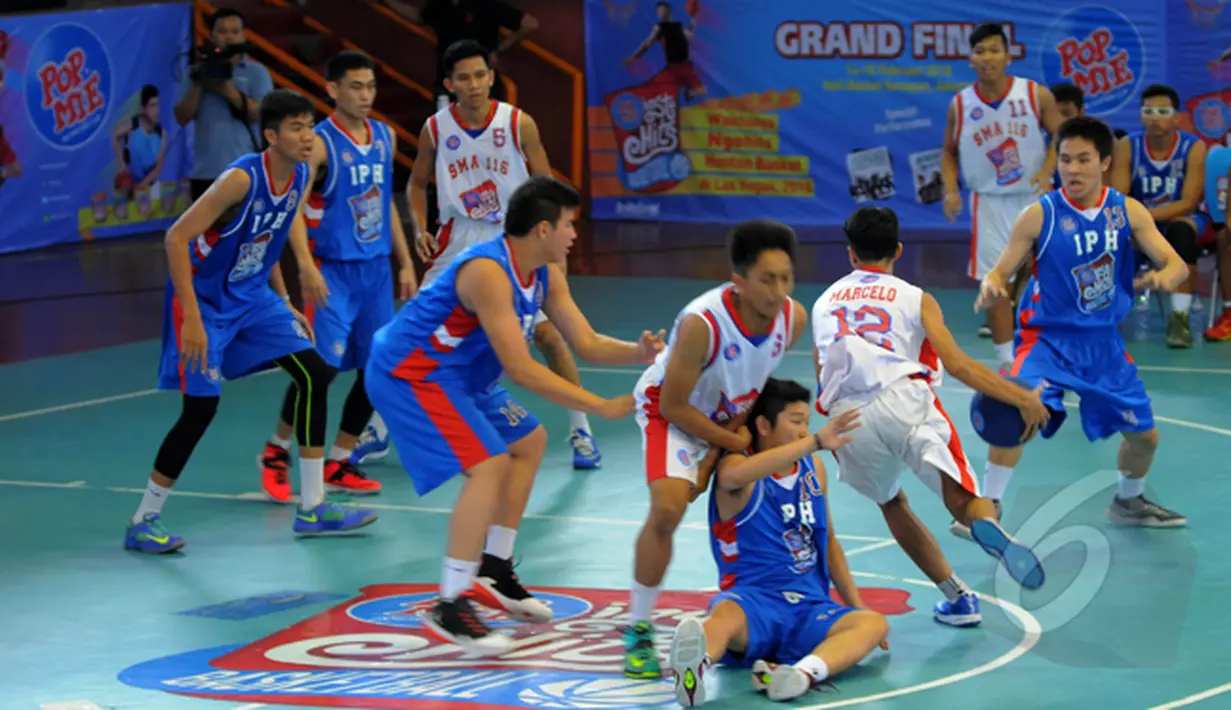Tim SMA N 116 Jakarta berusaha menerobos pertahanan tim SMA IPH Surabaya saat kompetisi Pop Mie InstaHits Basketball, Senayan, Minggu (17/2/2015). Kompetisi dimenangkan SMA N 116 dengan skor 74-72.(Liputan6.com/Faisal R syam)