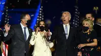 Presiden dan Wapres terpilih AS Joe Biden-Kamala Harri bersama Jill Biden dan Douglas Emhoff, setelah menyampaikan sambutan di Wilmington, Delaware, pada 7 November 2020, setelah dinyatakan sebagai pemenang Pemilu Amerika. (Jim Watson / AFP)