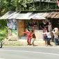 Warga menyapa Presiden Jokowi saat mengendarai motor di Sukabumi, Jawa Barat, Minggu (8/4). Blusukan terkait program Kementerian PUPR dan Kementerian Desa, Pembangunan Daerah Tertinggal dan Transmigrasi. (Liputan6.com/Pool/Biro Pers Setpres)