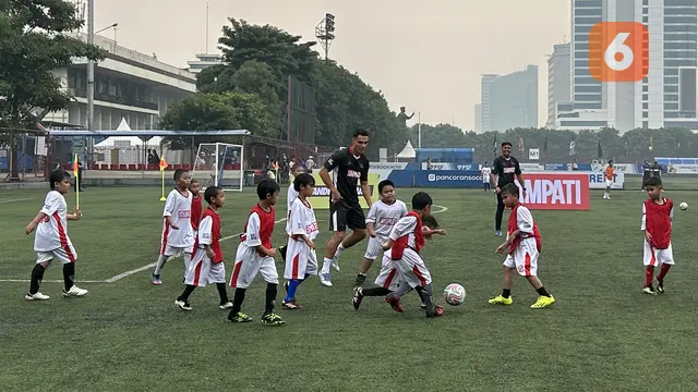 Gelandang Timnas Indonesia, Joey Pelupessy, meluangkan waktunya untuk melatih anak-anak dalam coaching clinic yang digelar offside Corp di Pancoran Soccer Field (PSF), Jakarta Selatan, pada Selasa (9/9/2025).