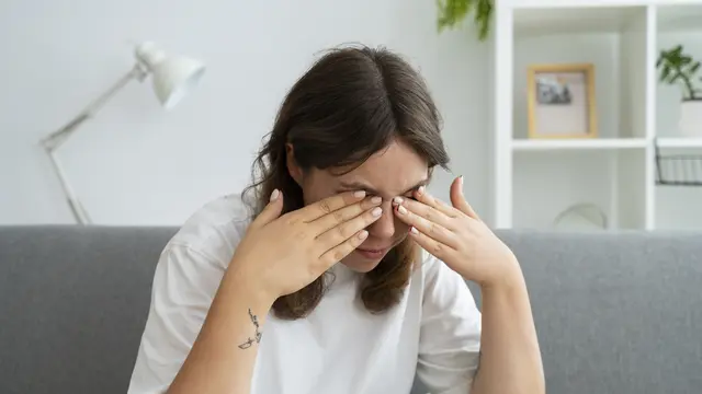 Seorang perempuan berambut pendek menggosok kedua matanya menggunakan tangan (Foto Dok: Freepik/freepik)