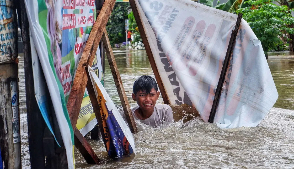 Sejumlah wilayah di kota Makassar, Sulawesi Selatan dilanda banjir besar usai dilanda hujan lebat selama tiga hari terakhir. (DAENG MANSUR/AFP)