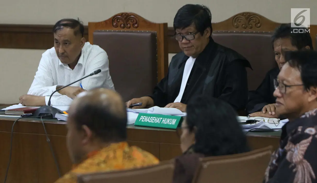 Terdakwa dugaan korupsi E-KTP, Markus Nari (kiri) menyimak keterangan saksi saat mengikuti sidang lanjutan di Pengadilan Tipikor, Jakarta, Rabu (11/9/2019). Sidang beragendakan mendengar keterangan saksi-saksi. (Liputan6.com/Helmi Fithriansyah)