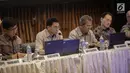 Direktur Utama EMTK, Alvin W. Sariaatmatdja (kedua kiri) memberikan pemaparan saat RUPST EMTK di SCTV Tower, Jakarta, Kamis (18/5). EMTK akan membagikan dividen sebesar Rp 40 per saham dari laba bersih tahun buku 2016. (Liputan6.com/Faizal Fanani)