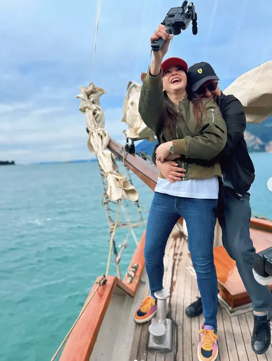Maia juga terlihat casual dengan denim dan sneakers. Gaya fashionnya begitu stylish dan awet muda. [Foto: Instagram/ Maia Estianty]