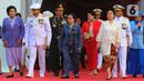 Presiden ke-5 Indonesia Megawati Soekarnoputri (kedua kiri), Ketua DPR Puan Maharani (ketiga kiri), Panglima TNI Laksamana Yudo Margono (kiri), Kepala Staf TNI Angkatan Laut (KSAL) Laksamana TNI Muhammad Ali (kanan) saat berjalan setelah meresmikan pengoperasian Kapal Perang Republik Indonesia (KRI) Bung Karno-369 di Dermaga Kolinlamil, Tanjung Priok, Jakarta, Kamis (1/6/2023). (merdeka.com/Imam Buhori)