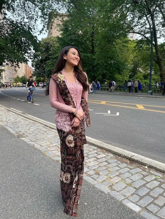 Aaliyah Massaid tampil cantik berkebaya. Ia mengenakan kebaya kutubaru bernuansa merah muda yang lembut, dipadu kain batik cokelat gelap sebagai rok dan selendang. [Foto: Instagram/aaliyah.massaid]